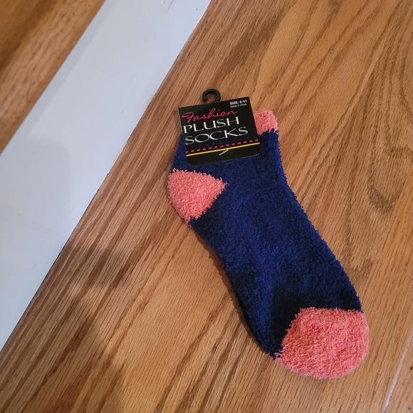 NEW 3 Pairs Fashion Plush Socks Size 9- 11 - Picture 5 of 6